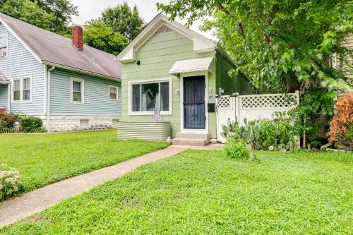 Quaint Home with Yard about 4 Mi to Downtown Louisville! in Louisville, USA