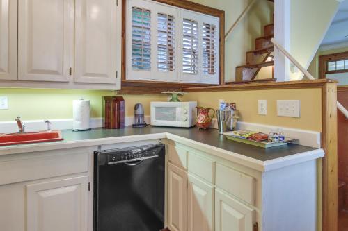 Romantic Cottage in Washington Historic District - Tap to explore photos