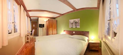 2 twin beds