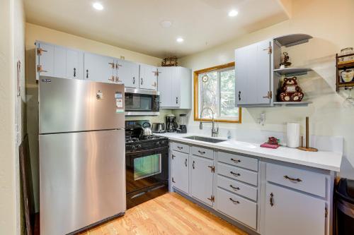 Secluded Big Bear Retreat, Near Lake and Ski Slopes! in Big Bear Lake, USA