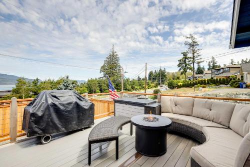 Dog-Friendly Anacortes Retreat with Shared Hot Tub!