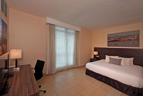 Deluxe King Room - Non-Smoking image 1