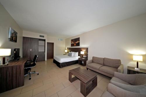 Executive Room with Queen Bed image 4