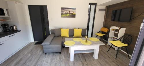 2 bedrooms, 4 beds
