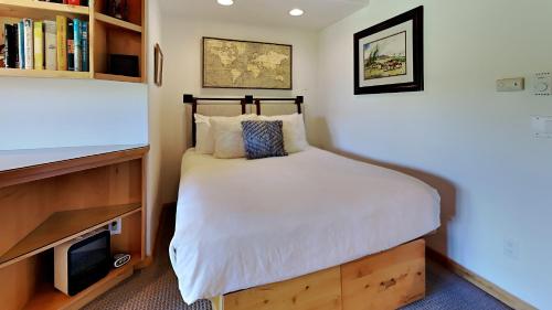 Timberline Condominiums Studio Deluxe Unit 116 thumb 4
