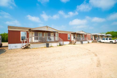 Grand Eagle Ford Lodge & RV Park in Tilden, USA