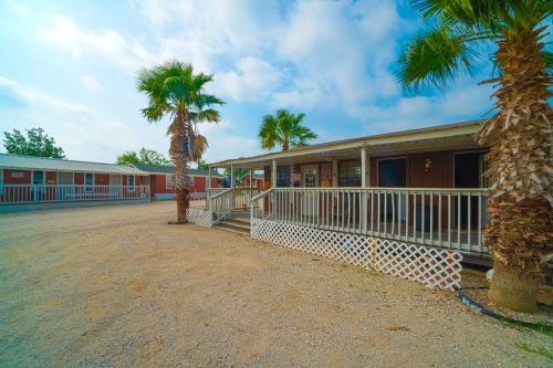 Grand Eagle Ford Lodge & RV Park in Tilden, USA