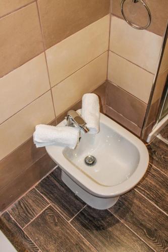 Twin Room with Private External Bathroom image 10