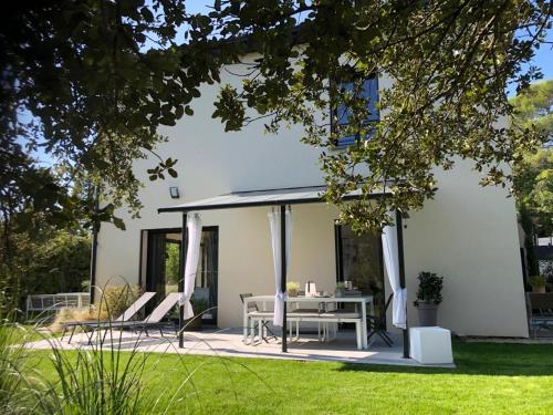 Villa piscine plein sud proche Uzes