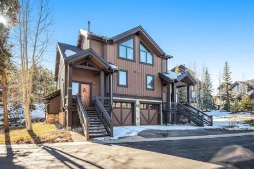 Stylish And Spacious 3-Bedroom Townhome Adjacent To Snowflake Lift, With Private Hot Tub, in Breckenridge, USA