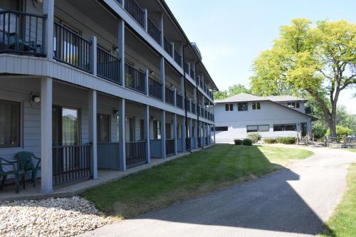 Paddle Wheel Inn - image 13