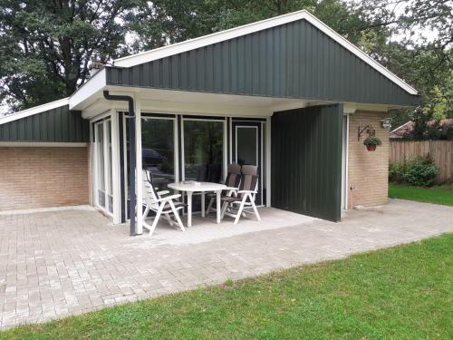 Зовнішній вигляд готелю, Bungalow/vakantiehuis op park Bavelds Dennen in Денекамп