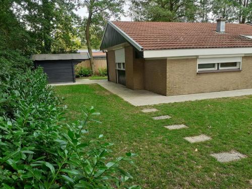 Зовнішній вигляд готелю, Bungalow/vakantiehuis op park Bavelds Dennen in Денекамп