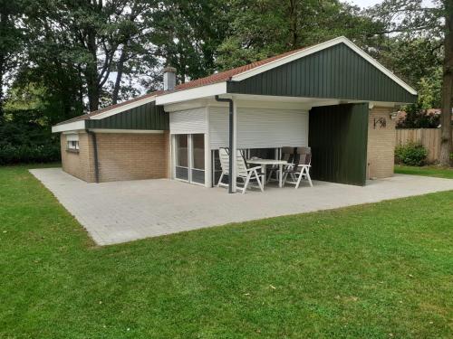 Зовнішній вигляд готелю, Bungalow/vakantiehuis op park Bavelds Dennen in Денекамп