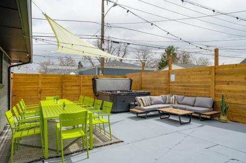Wild West Disco Haus! Sleeps 12, Hot Tub + Gym! in Denver, USA