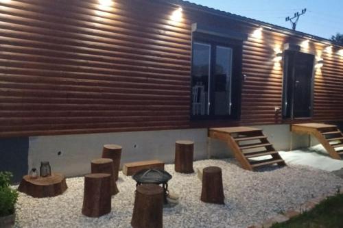 Nový mobilheim (srubového typu) (Novy mobilheim (sruboveho typu)) in ฮโรโทวิซ