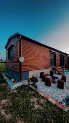 Nový mobilheim (srubového typu) (Novy mobilheim (sruboveho typu)) in ฮโรโทวิซ