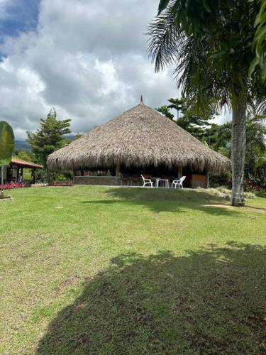 increible casa de campo con piscina y jacuzzi! in Támesis