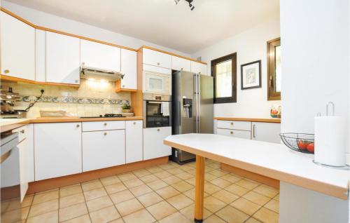 Nice Home In Mougins With Kitchen