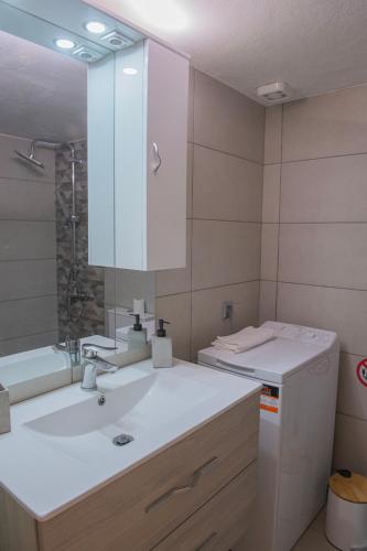 Urban Oasis Stylish Apartment in Piraeus Center - image 7