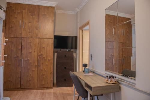 Urban Oasis Stylish Apartment in Piraeus Center - image 6