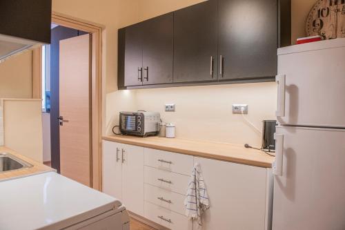 Urban Oasis Stylish Apartment in Piraeus Center - main image