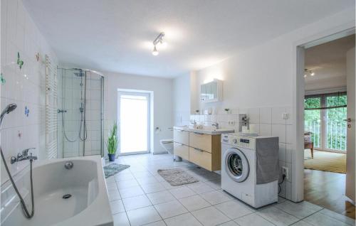 Bathroom, Amazing Apartment In Mnsing With Wifi And 4 Bedrooms in Munsing