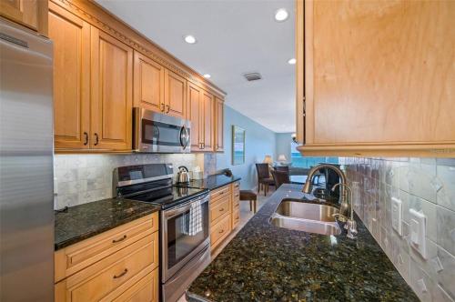 Oceanfront View of Madeira Beach, Steps to the Beach - Madeira Norte Condo in St Pete Beach, USA