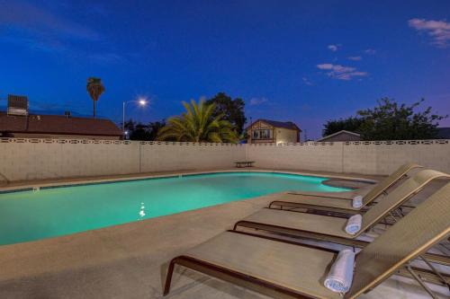 Vegas Hideaway~Pool, Bar, Many beds~NEAR STRIP, Las Vegas (photo 4)