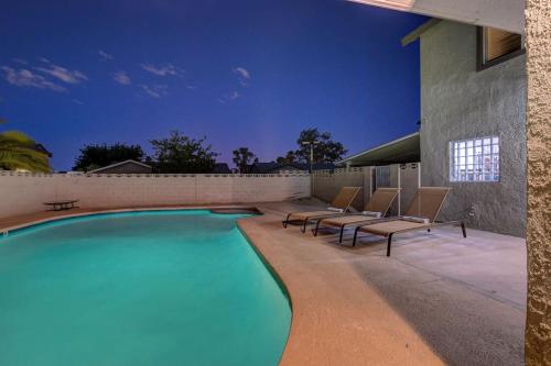 Vegas Hideaway~Pool, Bar, Many beds~NEAR STRIP, Las Vegas (photo 5)