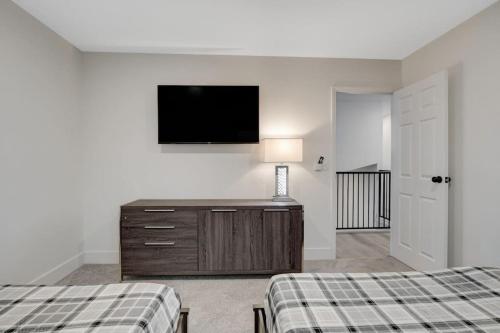 Vegas Hideaway~Pool, Bar, Many beds~NEAR STRIP, Las Vegas (photo 7)