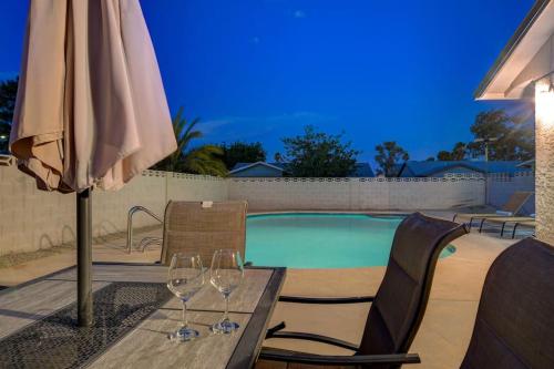 Vegas Hideaway~Pool, Bar, Many beds~NEAR STRIP, Las Vegas (photo 10)