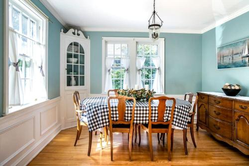 Beautiful fully-furnished Colonial in Millersville in Millersvilla (PA)
