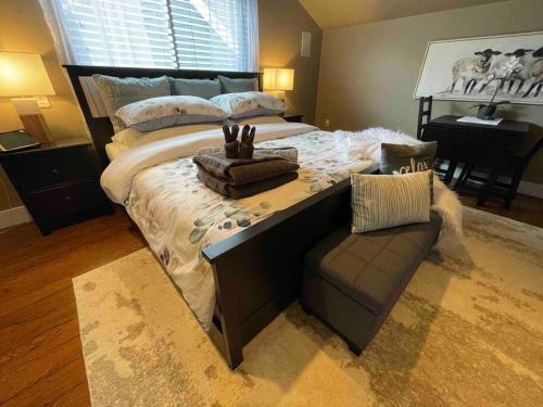 . Cozy loft in Upper Gibsons