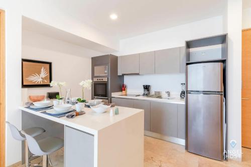 Chic Condos 2 blocks to beach, Rooftop Pool & Gym Onsite