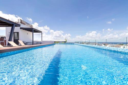 2 Story with SpaTub, Oceanview Roof Pool & Gym Onsite in Playa del Carmen, Mexico