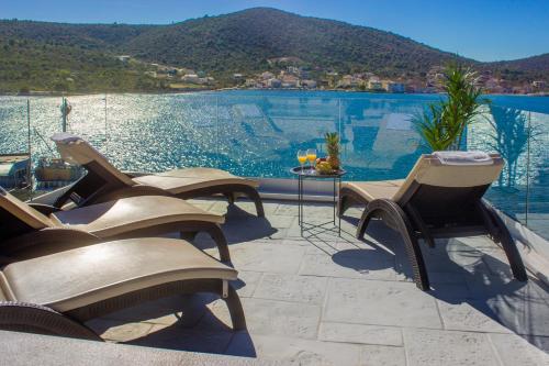 Seafront villa with roofpool, perfect getaway, Vinišće (foto 10)