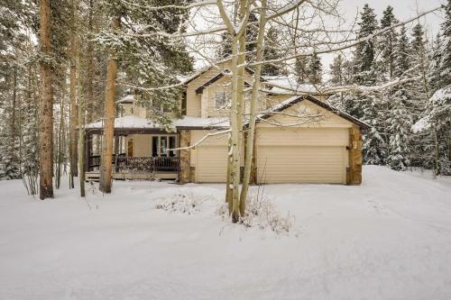 Idyllic Forested Breck Home Hot Tub and Ski Shuttle in Breckenridge, USA