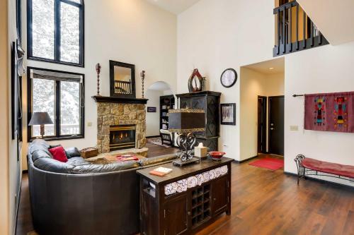 Idyllic Forested Breck Home Hot Tub and Ski Shuttle - image 2