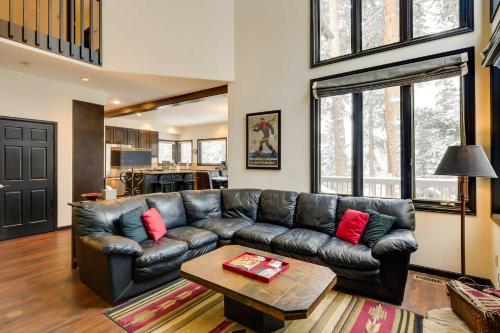 Idyllic Forested Breck Home Hot Tub and Ski Shuttle - image 13