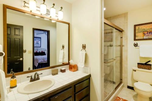 Idyllic Forested Breck Home Hot Tub and Ski Shuttle - image 6