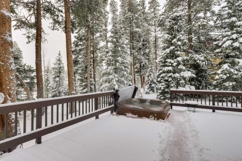 Idyllic Forested Breck Home Hot Tub and Ski Shuttle - image 12