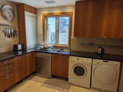 廚房, 252平方米4臥室獨立屋 (貝特雁) - 有3間私人浴室 (Luxury Breathtaking Seafront Penthouse Duplex) in 貝特雁
