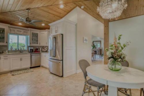 Salty Slumber Relaxing 2 bedroom 2 bath Get Away in the Lower Keys in Summerland Key, USA