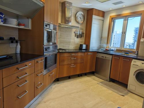 廚房, 252平方米4臥室獨立屋 (貝特雁) - 有3間私人浴室 (Luxury Breathtaking Seafront Penthouse Duplex) in 貝特雁