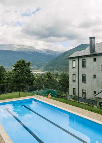 Casa con piscina jardín y vistas mágicas - Villanúa