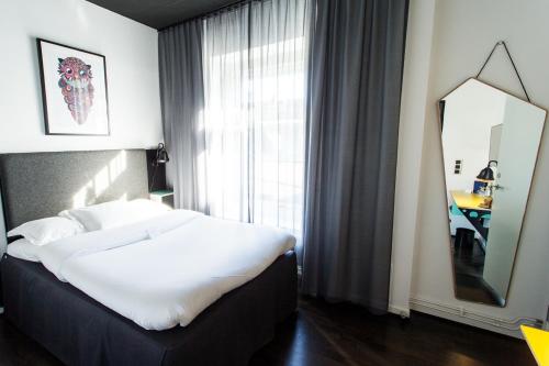 Large Single Room (140 cm bed) image 5