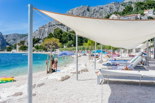 Apartments with a parking space Omis - 13785 - image 12