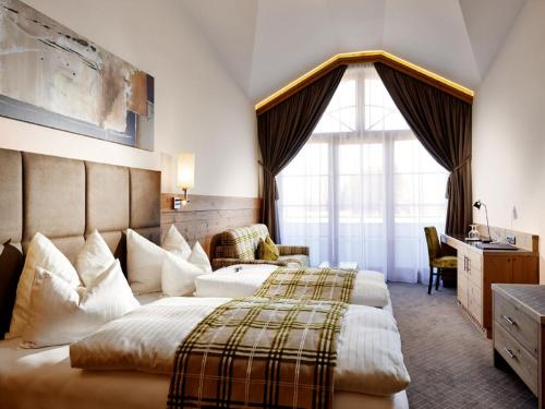 1 queen bed, 1 sofa bed