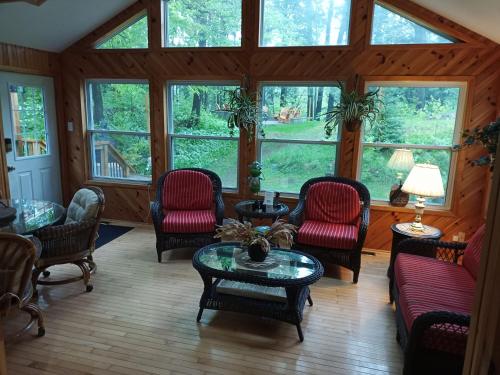 Létesítmények, Fireside - Waterfront Resort Style Executive Cottage in Moore Falls